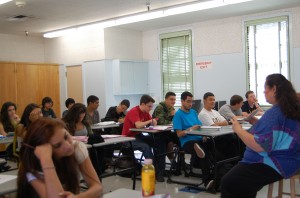 Photo by Angelo Marmol. English teacher Robin Share lectures as her class takes notes.