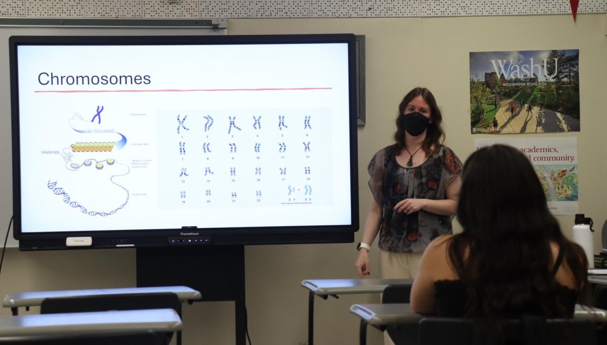 Professor Katherine Placher from Los Angeles Pierce College lectures her students for her Anthropology 111 class on Feb. 19. During the class’s lecture, Placher discussed how genetic material could affect human development and growth.